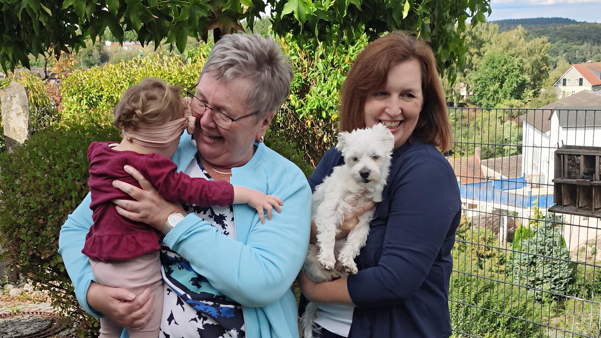 Die Stiftungsgründerinnen mit Amilia und Woody