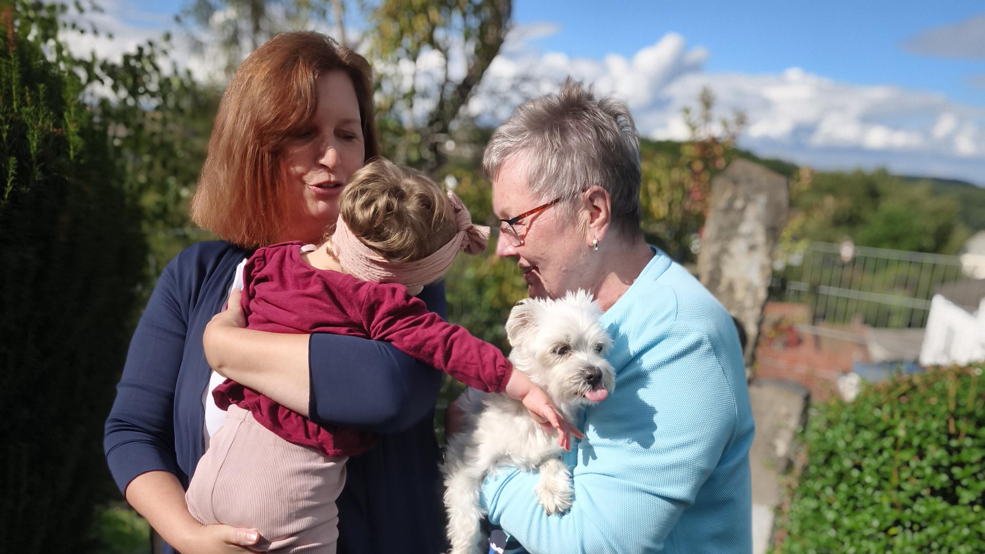 Die Stiftungsgründerinnen mit Amilia und Woody